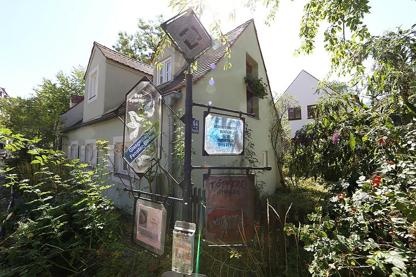 Töpfern, Glasgestaltung, Bildarbeiten: Die Schilder werben für Handwerker und Künstler im Viertel.