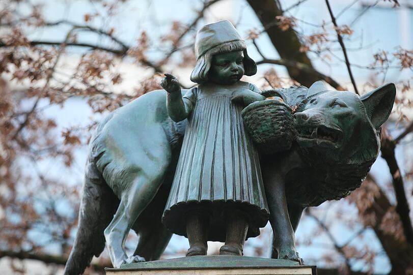 Hübsch, aber kaum bekannt: der Wolfsbrunnen (auch Rotkäppchenbrunnen) am Kosttor von 1904.