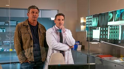 "Der Bergdoktor: Getrennte Welten": Dr. Martin Gruber (Hans Sigl, l.) und Dr. Alexander Kahnweiler (Mark Keller) beraten sich in der Klinik.