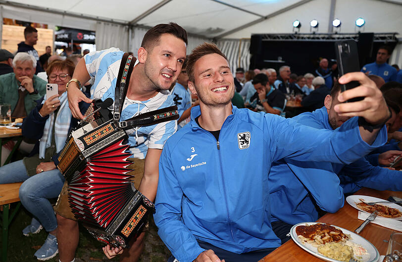 Sympathisch und nahbar: Sechzigs neuer Belgier Siemen Voet machte sich im Trainingslager bei den Fans gleich beliebt. Sympathisch und nahbar: Sechzigs neuer Belgier Siemen Voet machte sich im Trainingslager bei den Fans gleich beliebt.