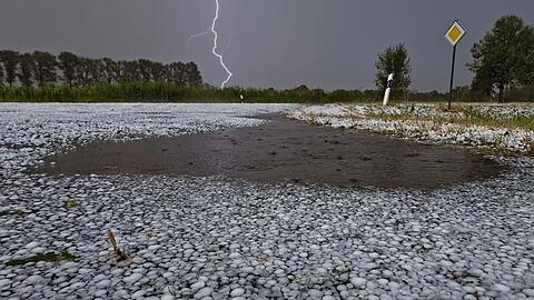 Hagel und starker Regen sind auch weiter m&ouml;glich, erkl&auml;rt der Deutsche Wetterdienst.
