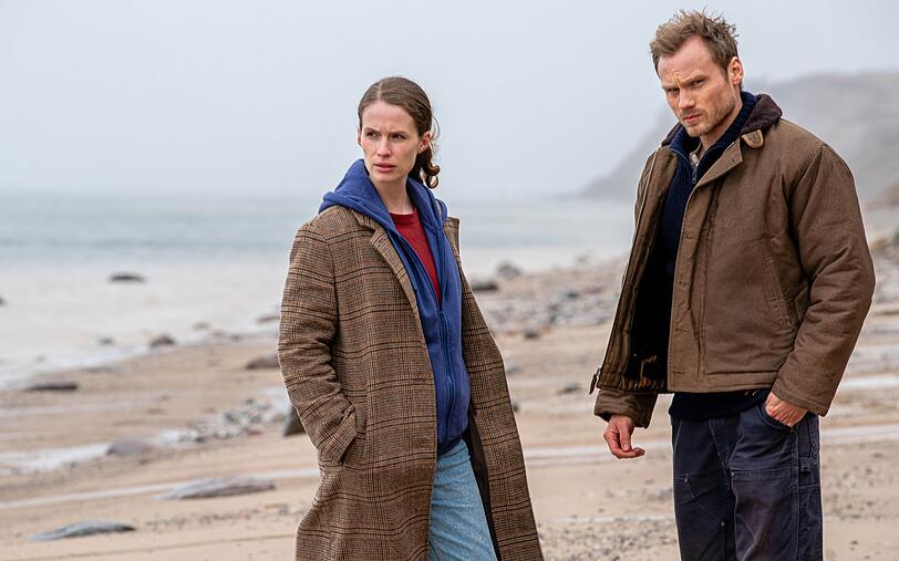 Im dritten Film der Reihe "Die Toten am Meer" bekommen es Michael Brandt (Anton Spieker) und Ria Larsen (Marlene Tanczik) mit zwei Männerleichen im Meer zu tun. Im dritten Film der Reihe "Die Toten am Meer" bekommen es Michael Brandt (Anton Spieker) und Ria Larsen (Marlene Tanczik) mit zwei Männerleichen im Meer zu tun.