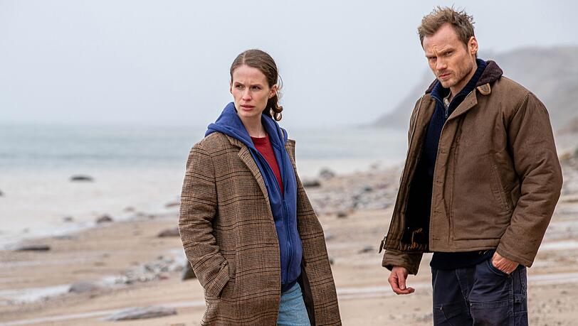 Im dritten Film der Reihe "Die Toten am Meer" bekommen es Michael Brandt (Anton Spieker) und Ria Larsen (Marlene Tanczik) mit zwei Männerleichen im Meer zu tun. Im dritten Film der Reihe "Die Toten am Meer" bekommen es Michael Brandt (Anton Spieker) und Ria Larsen (Marlene Tanczik) mit zwei Männerleichen im Meer zu tun.