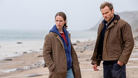 Im dritten Film der Reihe "Die Toten am Meer" bekommen es Michael Brandt (Anton Spieker) und Ria Larsen (Marlene Tanczik) mit zwei M&auml;nnerleichen im Meer zu tun.