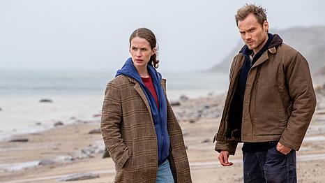 Im dritten Film der Reihe "Die Toten am Meer" bekommen es Michael Brandt (Anton Spieker) und Ria Larsen (Marlene Tanczik) mit zwei M&auml;nnerleichen im Meer zu tun.