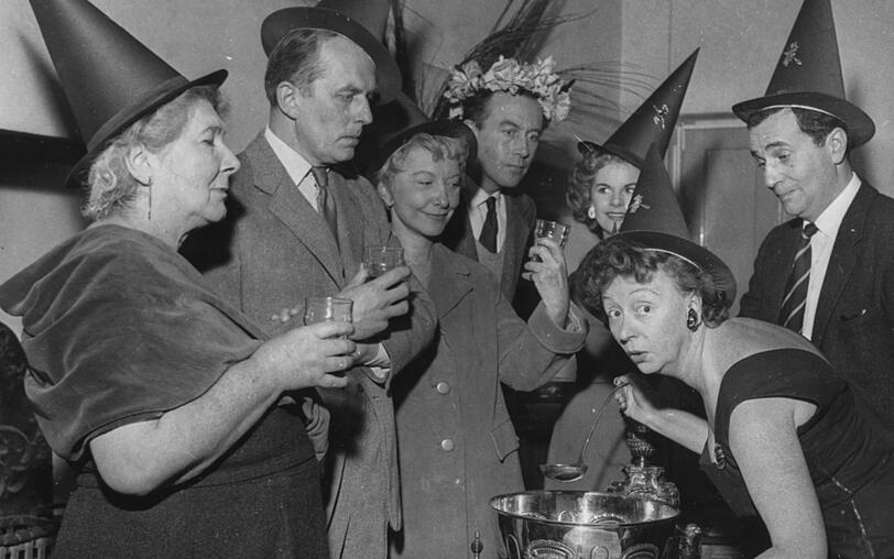 Eine gute Halloween-Party braucht eine ordentliche Bowle, das wusste man schon 1958. Der süße Antreiber aus der Schüssel zum Start und zwischendurch ist und bleibt unentbehrlich. Mit dem Blood Feud Punch wird's schön blutig ... Eine gute Halloween-Party braucht eine ordentliche Bowle, das wusste man schon 1958. Der süße Antreiber aus der Schüssel zum Start und zwischendurch ist und bleibt unentbehrlich. Mit dem Blood Feud Punch wird's schön blutig ...