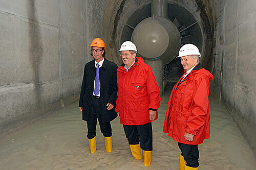 ernhard Thiersch (Praterkraftwerk), OB Christian Ude und Stephan Schwarz (SWM) in Gummistiefeln vor der Turbine.