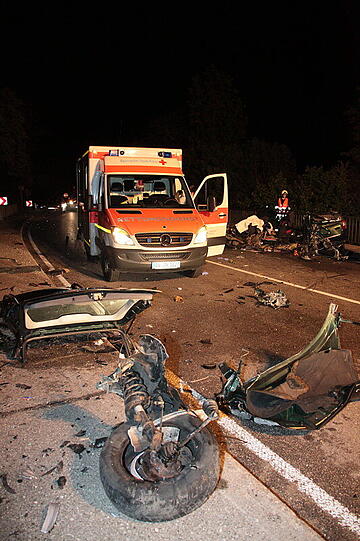 Bei einem Horror-Unfall in der Nähe von Altötting wurde dieses Auto völlig zerfetzt.