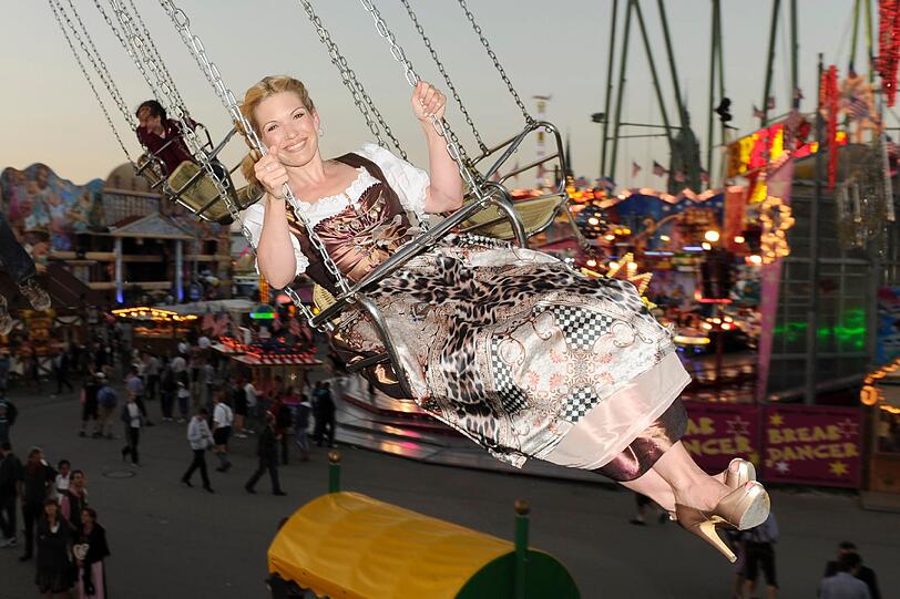 Promis auf dem Oktoberfest! Da geht dem Sportsfreund das Herzerl auf: Die Sportmoderatorinnen Britta Hofmann (Im Dirndl von Alpenprinzessin), Karolin Oltersdorf (Im Angermaier-Dirndl), Birgit Nössing (Das Dirndl) und Jessica Kastrop (Basler-Dirndl) zeigen ihre sexy Dirndl auf dem Oktoberfest. Die schönen Bilder.