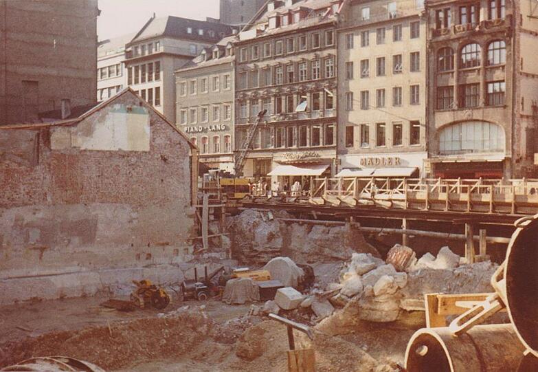 Riesenbaustelle: An der Kaufingerstraße entsteht gerade der Kaufhof am Marienplatz &ndash; darunter wird die Stammstrecke gebuddelt.