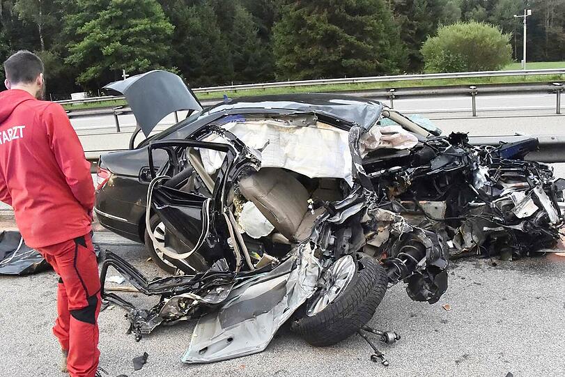 Die Bilder vom Unfall auf der A8, bei dem ein Mercedes mit einem Sattelzug kollidierte.