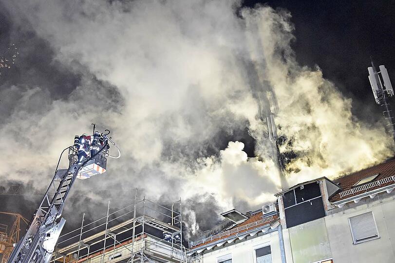 Die Einsatzkräfte mussten 40 Bewohner in Sicherheit bringen. Die Flammen hatten vom ersten Haus auf einen benachbarten Dachstuhl übergegriffen.