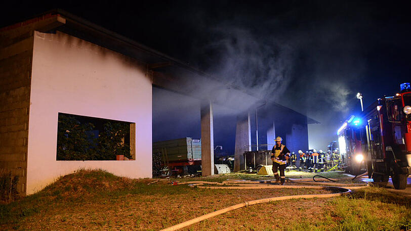 Die Maschinenhalle kam vergleichsweise unbeschadet davon - dafür zerstörte der Brand einen Traktor sowie mehrere Anhänger. Die Bilder aus Gerzen bei Landshut.