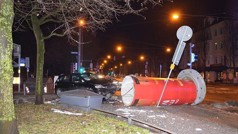 Nach einer Verfolgungsjagd durch die Innenstadt prallte ein Autofahrer gegen eine Litfaßsäule und flüchtete.