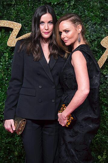 Schauspielerin Liv Tyler (L) und die Designerin Stella McCartney.