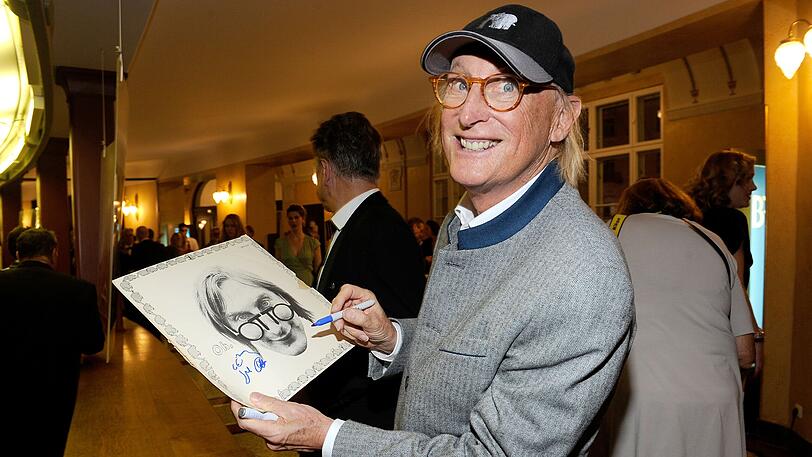 Otto Waalkes mit alter Schallplatte