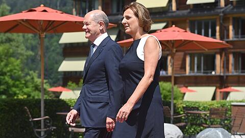 Bundeskanzler Olaf Scholz und seine Frau Britta Ernst beim G7-Gipfel.