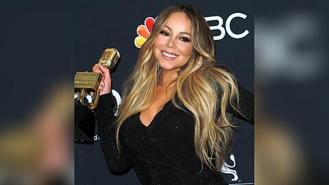 Mariah Carey mit ihrer Auszeichnung bei den Billboard Music Awards im Jahr 2019.
