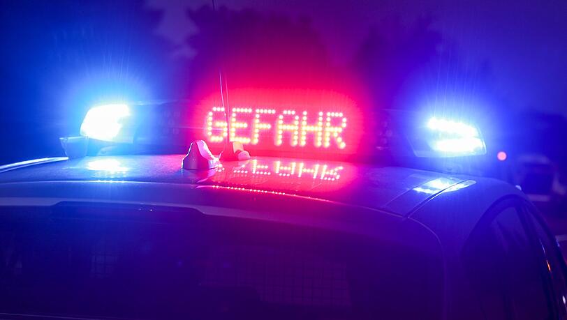 Der Hinweis "Gefahr" leuchtet auf dem Dach eines Einsatzwagens der Polizei.