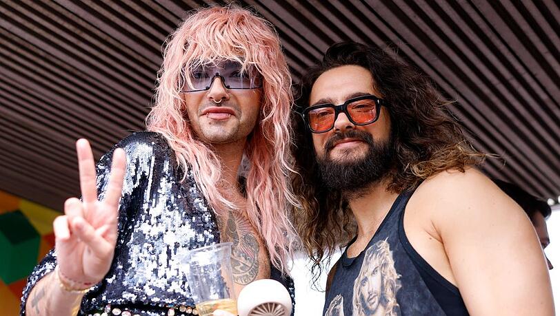 Peace: Bill (l.) und Zwillingsbruder Tom Kaulitz lächelten beim Christopher Street Day in Köln entspannt in die Kamera. Doch direkt danach ging es schon zum nächsten Termin - einem Überraschungsauftritt auf dem Parookaville-Festival.