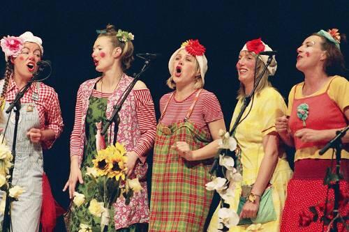 Die Klinikclowns singen.