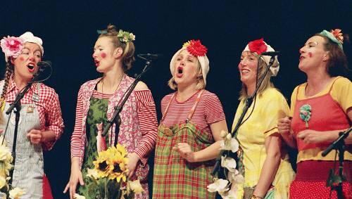 Die Klinikclowns singen.