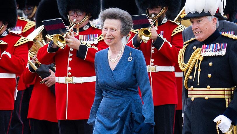 Prinzessin Anne bekommt ihre erste Münze.