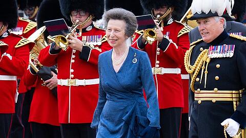 Prinzessin Anne bekommt ihre erste Münze.
