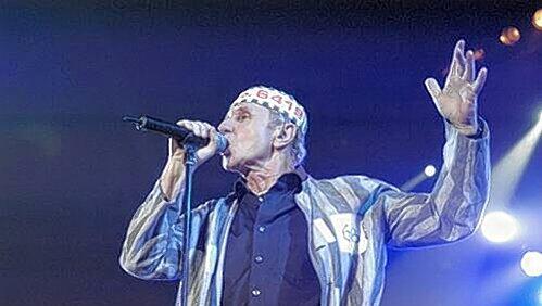 Altersböse in der Meistersingerhalle: Klaus Eberhartinger von der EAV. Altersböse in der Meistersingerhalle: Klaus Eberhartinger von der EAV.
