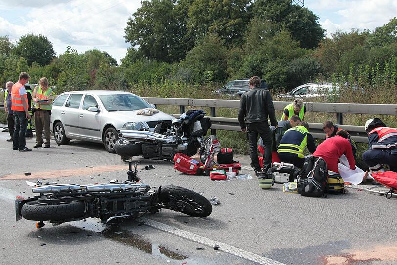 Tragische Aufnahmen vom Unfallgeschehen auf der A99 Richtung Nürnberg Höhe Hohenbrunn.