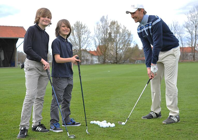 Tino Schuster (re.) mit den Nachwuchsgolfern Max (Mitte) und Niklas beim Üben.