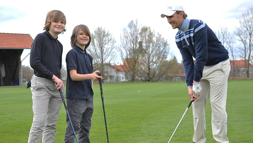 Tino Schuster (re.) mit den Nachwuchsgolfern Max (Mitte) und Niklas beim Üben. Tino Schuster (re.) mit den Nachwuchsgolfern Max (Mitte) und Niklas beim Üben.