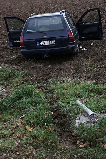 Nach der Verfolgungsjagd flüchten die Täter zu Fuß. Die Polizei bittet um Mithilfe.