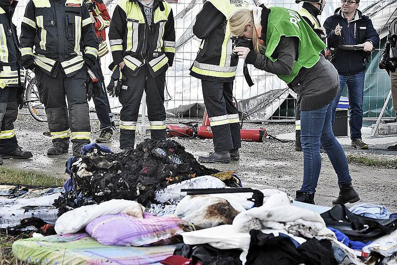 Nach dem Brand in einem Wohnabteil kollabierte die Traglufthalle.