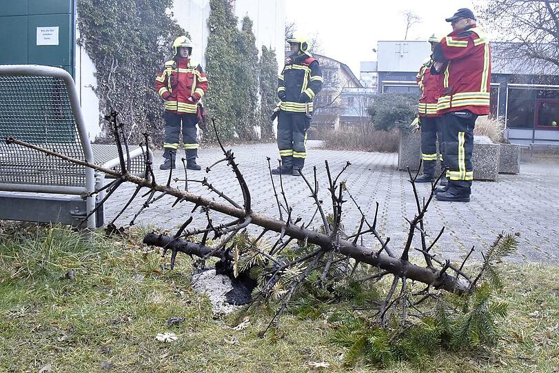 Der Christbaum in der Kirche fing Feuer und griff auf die danebenstehende Krippe über. Die Feuerwehr konnte den Brand allerdings schnell löschen.