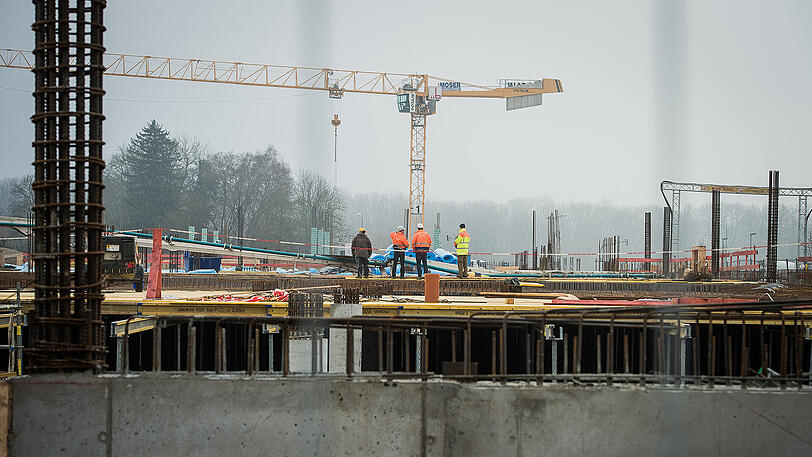 Am Donnerstagvormittag stürzte auf einer Baustelle in Freising eine Betonpumpe auf zwei Arbeiter - sie starben noch vor Ort.