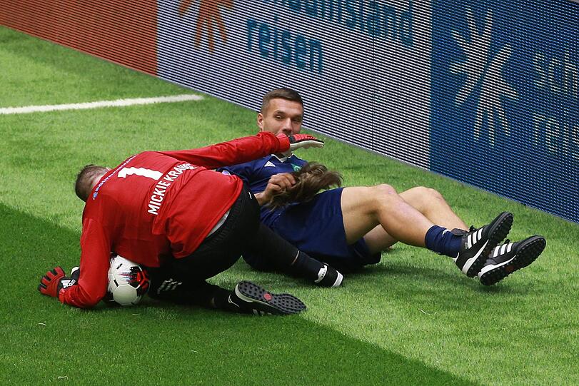 Lukas Podolski klaut Mickie Krause die Perücke