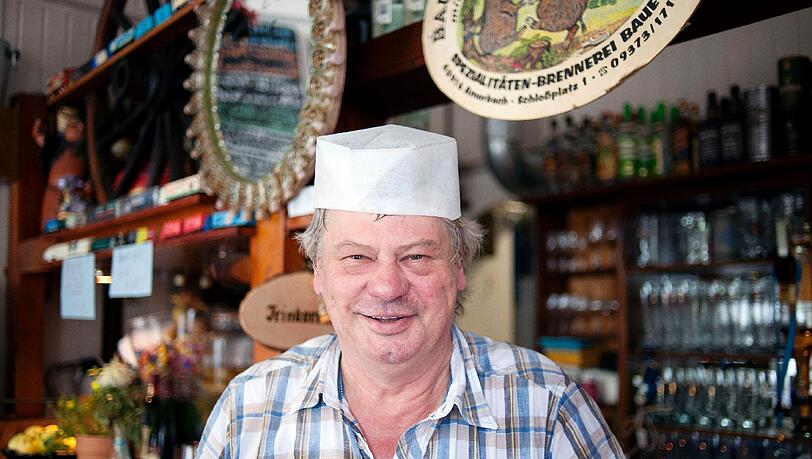 Ein Sendlinger Original:
Wirt Winfried „Winni“ Kneutinger von der Wurstkuchl in der Baierbrunner Straße. Ein Sendlinger Original:
Wirt Winfried „Winni“ Kneutinger von der Wurstkuchl in der Baierbrunner Straße.