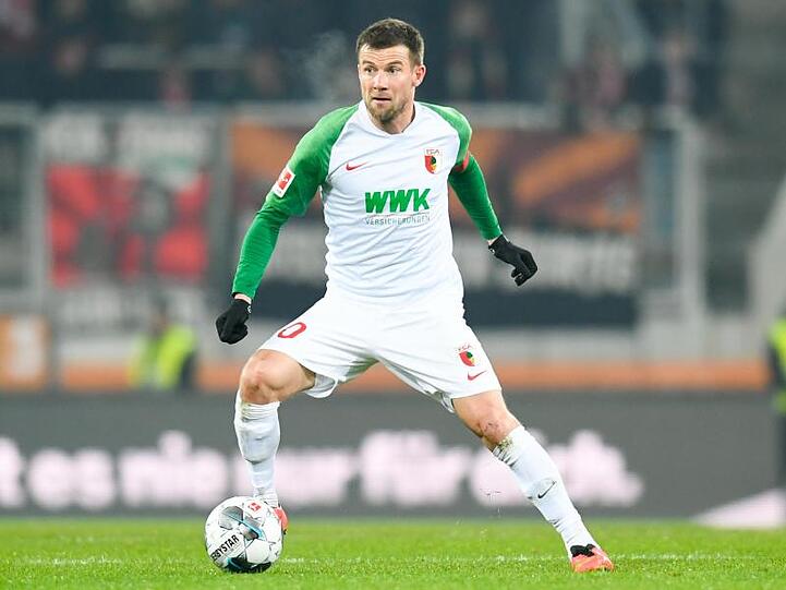 Daniel Baier vom FC Augsburg in Aktion. Foto: Tom Weller/dpa/Archivbild