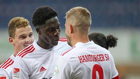 Der doppelte HSV-Torschütze Simon Terodde (r) freut sich mit seinen Teamkollegen.