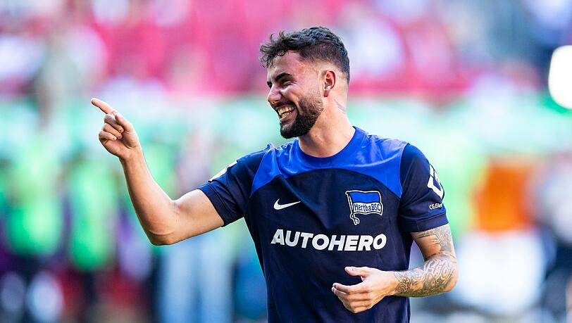 Herthas Marco Richter jubelt nach dem Spiel in Augsburg.