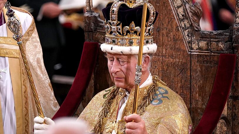 König Charles III. wird während seiner Krönungszeremonie in der Westminster Abbey imit der St. Edward's Crown (Edwardskrone) gekrönt.