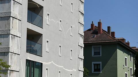 Luxus-Bauten vor Mietwohnungen: In München können viele noch gut leben, trotz hoher Mieten. Bei anderen aber wird die Miete zum Armutsrisiko.