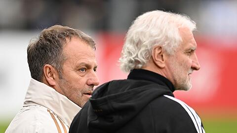 Bundestrainer Hansi Flick (l) und DFB-Sportdirektor Rudi Völler stehen am Brentanobad zusammen.
