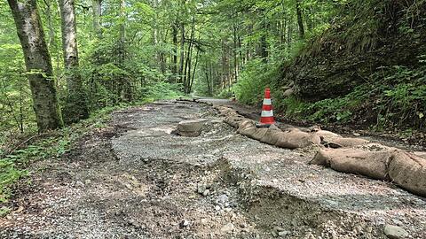 Markiert mit Pylonen und durch Sandsäcke gesichert: Hier - und an einer zweiten Stelle - ist der Kientalweg von Herrsching nach Andechs in Folge des Starkregens abgerutscht.
