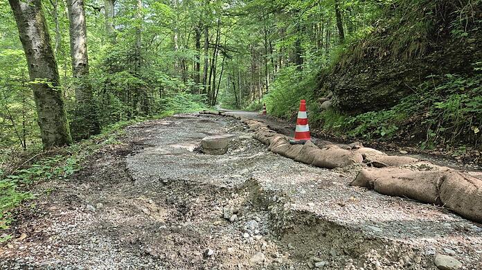 Markiert mit Pylonen und durch Sandsäcke gesichert: Hier - und an einer zweiten Stelle - ist der Kientalweg von Herrsching nach Andechs in Folge des Starkregens abgerutscht.