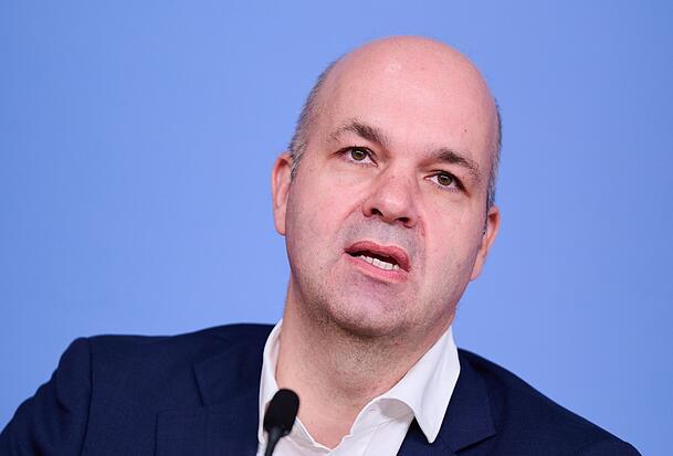 DIW-Chef Marcel Fratzscher hielte einen Tankrabatt f&uuml;r einen teuren Fehler. (Archivbild)