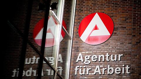 Die Zahl der Arbeitslosen in Deutschland ist im April nur geringf&uuml;gig gesunken. (Archivbild)