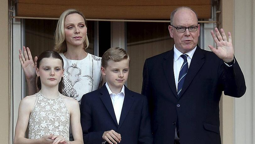 Gabriella und Jacques von Monaco zusammen mit ihren Eltern Fürst Albert II. und Fürstin Charlène. Gabriella und Jacques von Monaco zusammen mit ihren Eltern Fürst Albert II. und Fürstin Charlène.