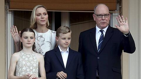 Gabriella und Jacques von Monaco zusammen mit ihren Eltern F&uuml;rst Albert II. und F&uuml;rstin Charl&egrave;ne.